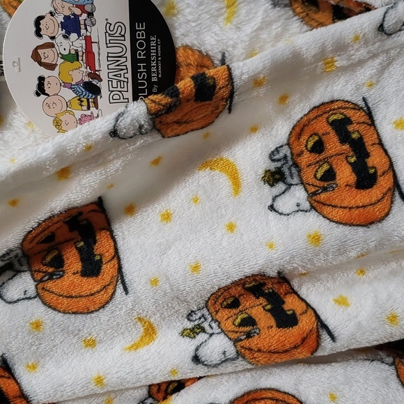 Berkshire Blanket & Home Peanuts Snoopy Plush Halloween Robe, S/M - Picture 4 of 5